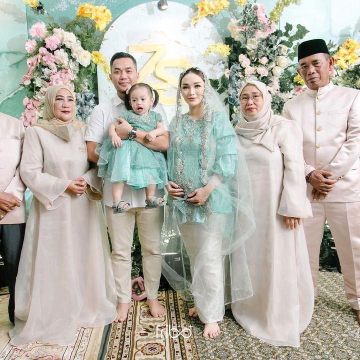<p>Zaksia Gotik terlihat cantik dengan mengenakan kebaya biru dan rok putih. Ia juga menutup kepalanya dengan selendang transparan warna senada. (Foto: Instagram: @zaskia_gotix)</p>