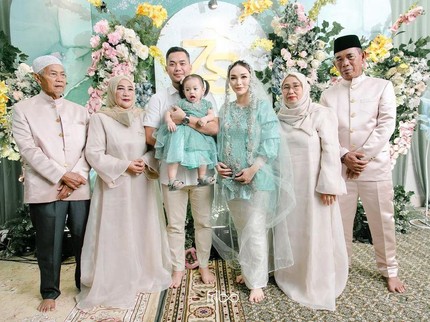 7 Potret 7 Bulanan Zaskia Gotik di Balikpapan, Cantik Dibalut Kebaya Hijau