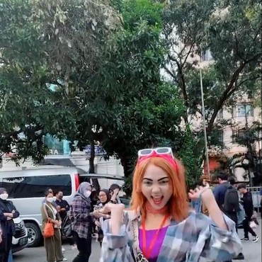 Intip 7 Gaya 'Citayam' Rina Nose Saat Tampil di Citayam Fashion Week