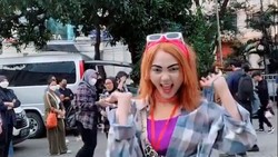 Intip 7 Gaya 'Citayam' Rina Nose Saat Tampil di Citayam Fashion Week