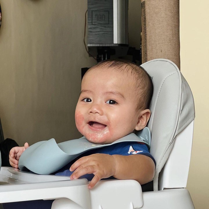 <p>Saat lahir, Qwenzy sempat menjalani perawatan di NICU karena masalah pernapasan. Kini Qwenzy bertumbuh menjadi anak yang sehat dan ceria, Bunda. (Foto: Instagram @kesharatuliu05)</p>