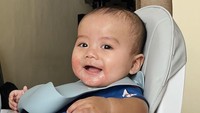 <p>Saat lahir, Qwenzy sempat menjalani perawatan di NICU karena masalah pernapasan. Kini Qwenzy bertumbuh menjadi anak yang sehat dan ceria, Bunda. (Foto: Instagram @kesharatuliu05)</p>
