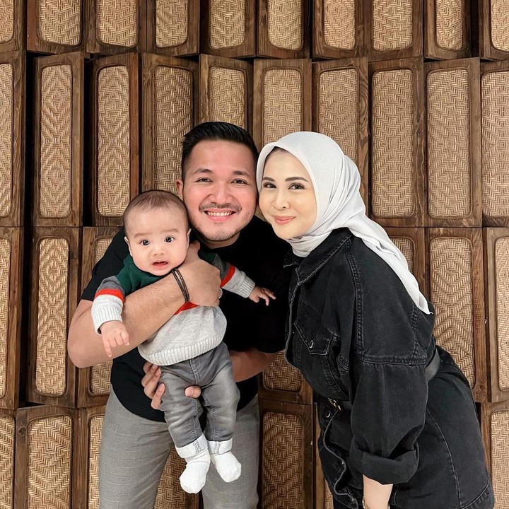 <p>Setelah menikah dengan Adhi Permana, Kesha Ratuliu dikaruniai seorang putra bernama lengkap Qwenzy Kalandra Putra Permana. (Foto: Instagram @kesharatuliu05)</p>