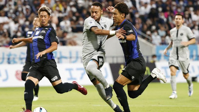 Paris Saint-Germain (PSG) menang telak 6-2 atas Gamba Osaka dalam laga pramusim di Stadion Panasonic, Senin (25/7).