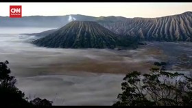 VIDEO: Cuaca Ekstrem, Hamparan Es Terlihat di Gunung Bromo