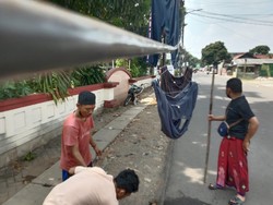 Lurah: Kabel Optik yang Jadi Jemuran Ciputat Timur Akan Ditindak Trantib