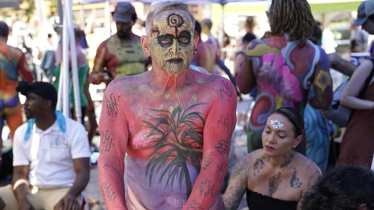 FOTO: Ramai-ramai Mengecat Tubuh di Bodypainting Day