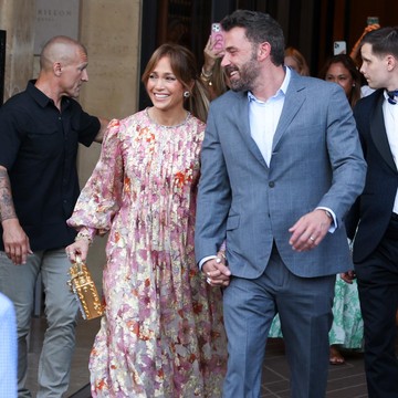 Jennifer Lopez dan Ben Affleck Adakan Pesta Pernikahan! Ini Tampilan Gaun Mewah dan Dramatis JLo