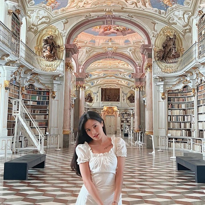 <p>Selain itu, Beby Tsabina juga mengunjungi Belvedere Museum di Vienna. Di sana, ada banyak hal menarik untuk dilihat, lho.(Foto: Instagram @bebytsabina)<br /><br /><br /></p>