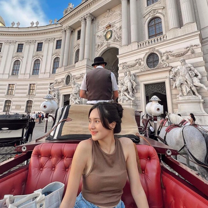 <p>Melalui media sosial Instagram, wanita kelahiran Banda Aceh 19 tahun silam ini membagikan potret keseruannya di sana. (Foto: Instagram @bebytsabina)<br /><br /><br /></p>