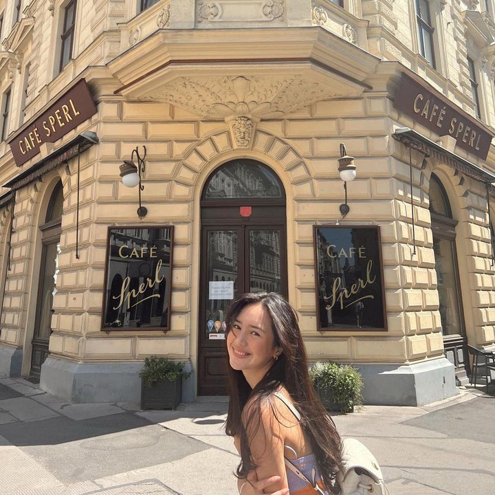 <p>Penampilan Beby Tsabina juga menarik perhatian netizen, Bunda. Netizen menyebut dirinya begitu menawa dalam foto-foto yang ia bagikan tersebut. (Foto: Instagram @bebytsabina)<br /><br /><br /></p>