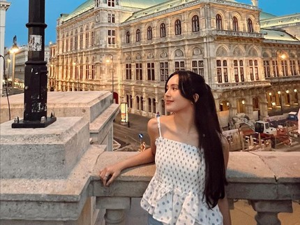 7 Potret Beby Tshabina Liburan di Austria, Pose di Lokasi Syuting Film Before Sunrise