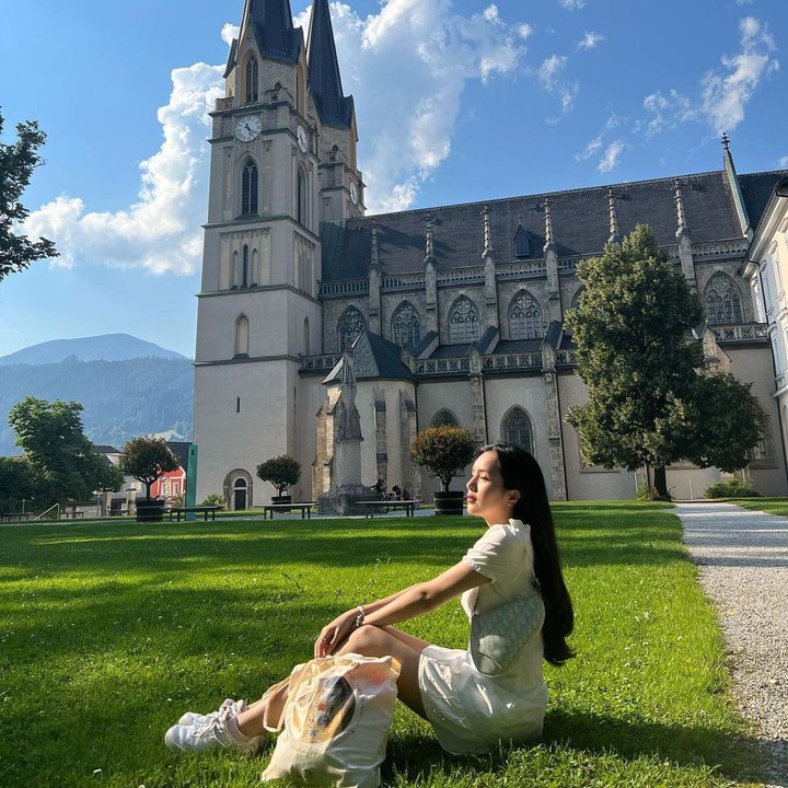 <p>Liburan Beby Tsabina ke Austria ini terlihat amat seru, ya? Bunda juga berencana untuk liburan ke sana? (Foto: Instagram @bebytsabina)</p>