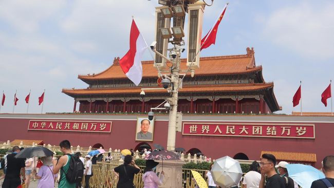 Bendera Merah Putih dikibarkan di dua ikon wisata utama China Beijing di hari kunjungan Presiden Jokowi ke Negeri Tirai Bambu.