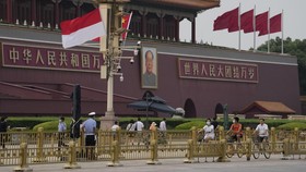 FOTO: Penampakan Merah Putih di Kota Terlarang China Sambut Jokowi