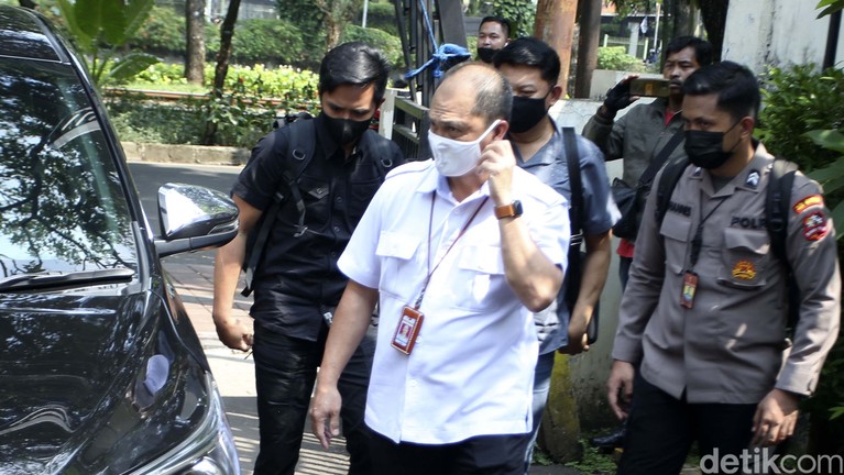 Berpakaian Hitam Bharada E Tiba di Komnas HAM Bharada E memenuhi panggilan Komnas HAM. Ia dimintai keterangan terkait kasus baku tembak antara Bahrada E dengan Brigadir J.