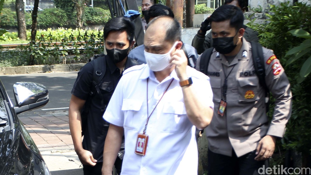 Bharada E memenuhi panggilan Komnas HAM&period; Ia dimintai keterangan terkait kasus baku tembak antara Bahrada E dengan Brigadir J&period;