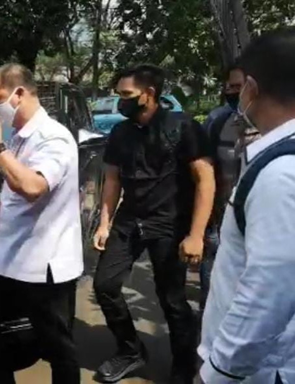 Bharada E &lpar;menggunakan baju hitam dan masker hitam&rpar; datangi Komnas HAM &lpar;Anggi-detikcom&rpar;