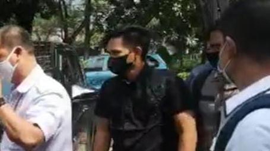 Bharada E (menggunakan baju hitam dan masker hitam) datangi Komnas HAM (Anggi-detikcom)