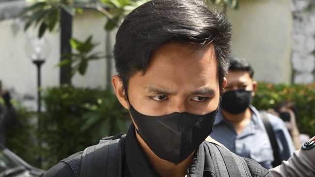 Pengacara Ungkap Kondisi Bharada E Jelang Sidang Pembunuhan Brigadir J Pengacara Bharada E menyatakan kliennya dalam kondisi sehat dan siap menghadapi sidang pidana.