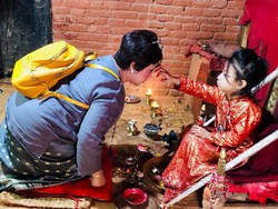 Kisah Anak Kecil yang Dilarang Menyentuh Tanah