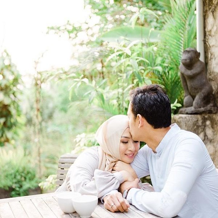 <p>Beberapa waktu yang lalu, Fedi menceritakan bagaimana kehebohan memiliki tiga orang anak. "Tepat pukul 12.00 malam tadi, Aksa gumoh karena terlalu banyak minum susu. Selang beberapa jam kemudian saat Subuh, Aksa & Kay ngompol sampai rembes ke seprai tempat tidur," tuturnya, dikutip dari akun @fedinuril. (Foto: Instagram @fedinuril dan @calystavannyws)<br /><br /><br /></p>