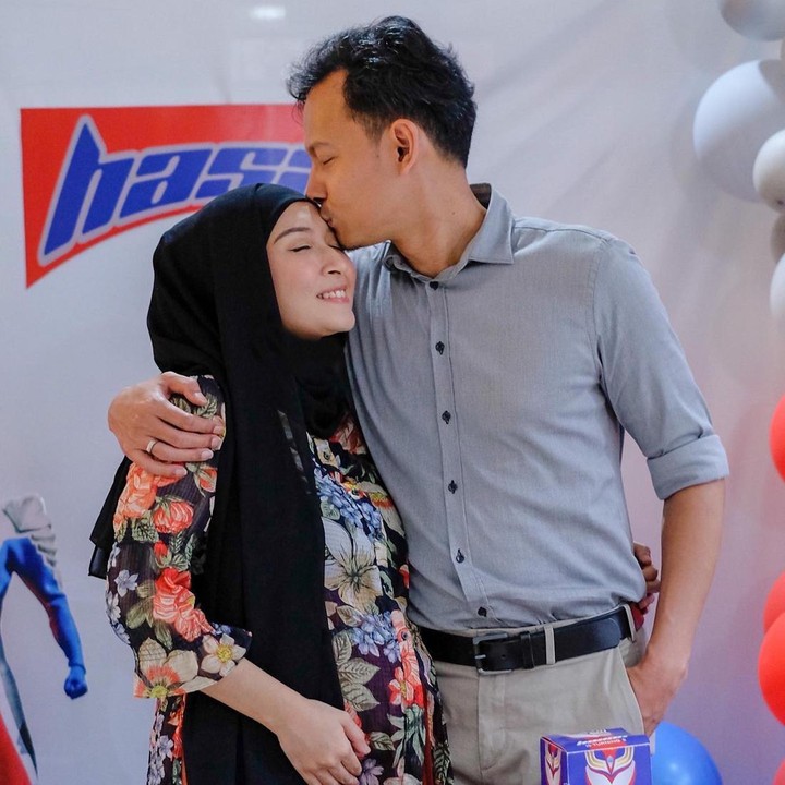 <p>Melalui media sosial, Fedi dan Vanny kerap bagikan potret kemesraan, lho. Melihat kemesraan tersebut, ada penggemar Fedi yang mengakui masih menunggu jodoh selayaknya sang aktor. "Masnya uda anak ketiga aja, akunya blm nemu2 kw nya dia wkekwk," tulis akun @hikma****. (Foto: Instagram @fedinuril dan @calystavannyws)<br /><br /><br /></p>