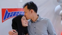 <p>Melalui media sosial, Fedi dan Vanny kerap bagikan potret kemesraan, lho. Melihat kemesraan tersebut, ada penggemar Fedi yang mengakui masih menunggu jodoh selayaknya sang aktor. "Masnya uda anak ketiga aja, akunya blm nemu2 kw nya dia wkekwk," tulis akun @hikma****. (Foto: Instagram @fedinuril dan @calystavannyws)<br /><br /><br /></p>