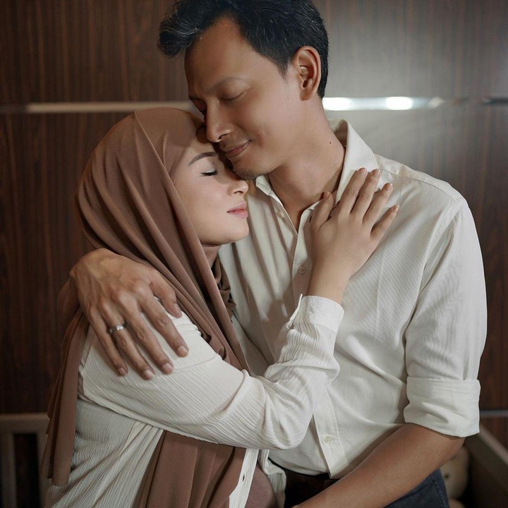 <p>Menurutnya, kejadian tersebut menjadi bukti bahwa ia dan istrinya memang siap dan ikhlas menghadapi anak-anak mereka. "Rentetan kejadian ini menunjukkan betapa siap dan ikhlasnya Vanny dengan kehebohan punya tiga anak," katanya. (Foto: Instagram @fedinuril dan @calystavannyws)</p>