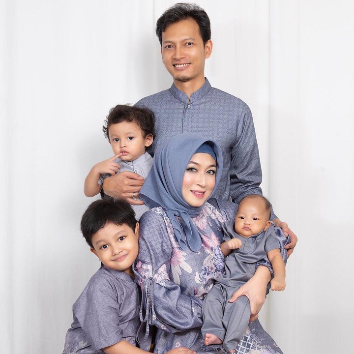 <p>Kini, keluarga bahagia tersebut sudah dikaruniai tiga orang anak. Mereka diberi nama Hasan Fadhillah Nuril, Aksa Ganindra Nuril, dan Fay Mahdi Nuril. (Foto: Instagram @fedinuril dan @calystavannyws)<br /><br /><br /></p>