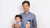 <p>Kini, keluarga bahagia tersebut sudah dikaruniai tiga orang anak. Mereka diberi nama Hasan Fadhillah Nuril, Aksa Ganindra Nuril, dan Fay Mahdi Nuril. (Foto: Instagram @fedinuril dan @calystavannyws)<br /><br /><br /></p>