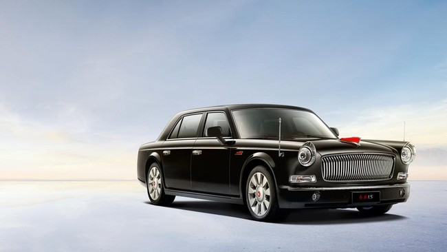 Hongqi L5 terlihat menjemput Presiden Jokowi saat tiba di Chengdu, China pada Kamis (27/7).