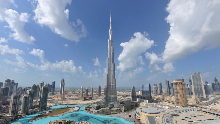 Ilustrasi Gedung Paling Tinggi di Dunia Dubai continue to attract millions of visitors every year to admire the wonder of the city and mega shopping malls. This view is no longer possible as it was taken from the Address Hotel.