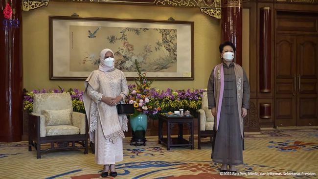 Ibu Negara Iriana Jokowi menemani Presiden Jokowi dalam kunjungannya ke Beijing, China. Gayanya pun terlihat anggun dengan warna pastel. 
