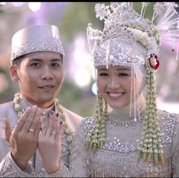 <p>Bintang Emon dan Alca mem-<em>posting</em> video perjalanan hidup keduanya sejak menikah hingga mengetahui kabar kehamilan pertama ini. Bintang Emon dan Alca menikah pada 24 Juli 2022, yang artinya akan dikaruniai anak pertama setelah tiga tahun menikah. (Foto: Instagram @alcaoctvn)</p>