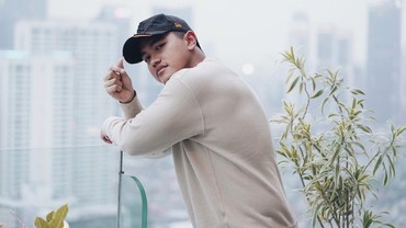 img-title Heboh Desainer Unggah Foto Pengantin Pria, Netizen Tebak Sosok Kaesang