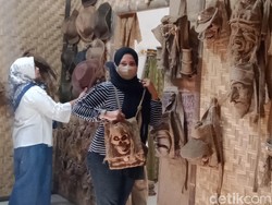Seniman Klaten Sulap Karung Goni Bekas Jadi Tas-Interior 3D Bernilai Ekonomi