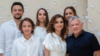 <p>Keluarga kerajaan Yordania&nbsp;dipimpin oleh Raja Abdullah II dan Ratu Rania. Mereka dikaruniai dua anak perempuan dan dua anak laki-laki, yaitu&nbsp;Putri Iman binti Abdullah, Hussein Putra Mahkota Yordania, Salma bint al-Abdullah,&nbsp;dan&nbsp;Hashem bin Abdullah. (Foto: Instagram @queenrania)</p>