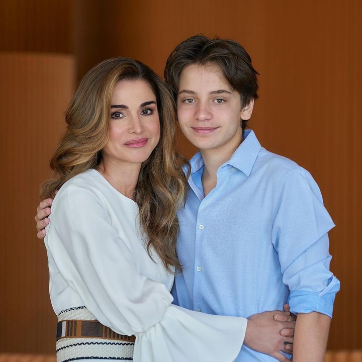 <p>Sementara itu adiknya, Pangeran Hashem adalah anak bungsu di keluarga mereka. Hashem yang kini berusia 17 tahun sering dipuji karena berparas tampan, Bunda. (Foto: Instagram @queenrania)</p>