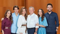 <p>Ratu Rania dari Yordania kerap mengunggah momen kebersamaan dengan keluarga tercinta lewat media sosial. Tak sedikit netizen yang memuji keluarga ini selalu terlihat kompak. (Foto: Instagram @queenrania)</p>