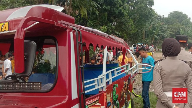 Odong-odong maut sempat terpental dan menubruk sebuah mobil carry usai tertabrak kereta api di perlintasan Desa Silebu, Kabupaten Serang, Banten.