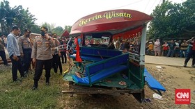 Odong-Odong Setel Musik Kencang Saat Tertabrak Kereta Api di Serang