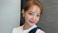 7 Potret Kim Sejeong di Prescon Drama Korea Today's Webtoon, Anggun dengan Gaun Hitam