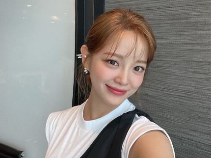 7 Potret Kim Sejeong di Prescon Drama Korea Today's Webtoon, Anggun dengan Gaun Hitam