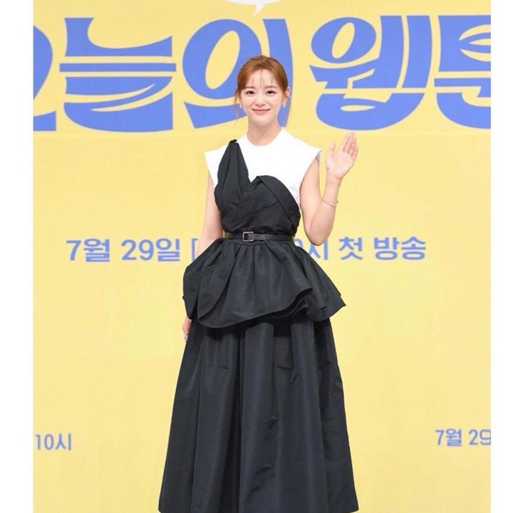 <p>Baru-baru ini, Kim Sejeong telah menghadiri acara konferensi pers drama Korea<em> Today's Webtoon</em>. Ia terlihat anggun dalam balutan gaun hitam bersiluet asimetris. (Foto: Instagram @clean_0828)</p>