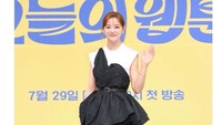 <p>Baru-baru ini, Kim Sejeong telah menghadiri acara konferensi pers drama Korea<em> Today's Webtoon</em>. Ia terlihat anggun dalam balutan gaun hitam bersiluet asimetris. (Foto: Instagram @clean_0828)</p>