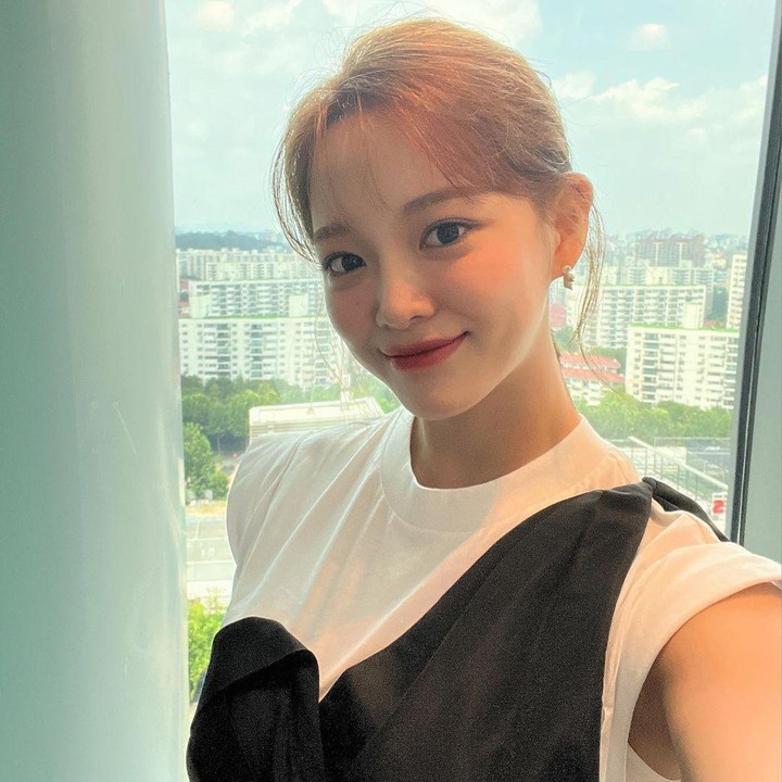 <p>Kim Sejeong tak lupa membagikan <em>selfie</em> kepada para penggemar setia lewat media sosial. Drama Korea <em>Today's Webtoon</em> yang dibintangi Kim Sejeong bakal segera meluncur di kanal SBS TV pada 29 Juli mendatang. (Foto: Instagram @clean_0828)</p>