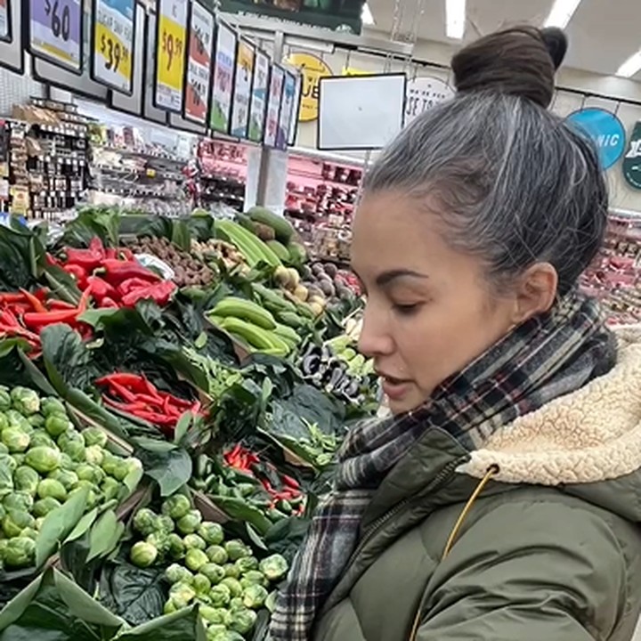 <p>Model berusia 47 tahun itu tetap membiarkan rambut berubannya terlihat jelas. Ia tak berusaha menutupinya ketika tampil di depan banyak orang. (Foto: Instagram @nadyahutagalung)</p>