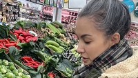 <p>Tidak hanya di rumah saja, Nadya pun tampil percaya diri dan tidak segan berbelanja di <em>supermarket</em> dengan memperlihatkan rambutnya yang sudah berwarna abu-abu. (Foto: Instagram@nadyahutagalung)</p>