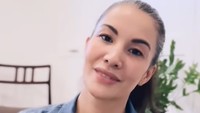 <p>Belum lama ini, Nadya Hutagalung memberanikan diri untuk menampilkan rambutnya yang sudah beruban. Hingga saat ini, ia tampak masih menikmati penampilan itu, Bunda. (Foto: Instagram @nadyahutagalung)</p>